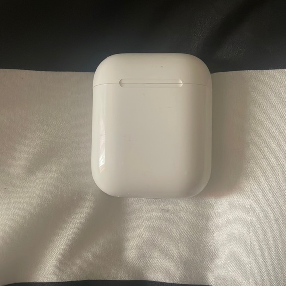 Apple Airpods 1st generation. - Picture 1 of 5